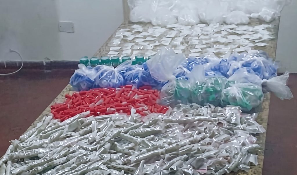 DOIS HOMENS SÃO PRESOS COM MAIS DE 2,8 MIL PORÇÕES DE DROGAS EM ITAPEVI dois-homens-sao-presos-com-mais-de-2,8-mil-porcoes-de-drogas-em-itapevi